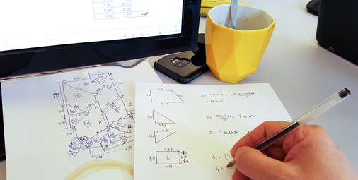 Vor allem bei komplexen Dächern geht es mit Drohne schneller, als wenn der Planer das Dach mit allen Winkeln vermisst und dann versucht, eine Skizze davon zu erstellen.