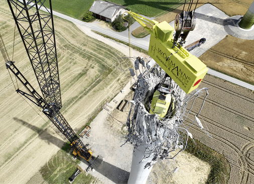 Rückbau eines Betonturms mit einer ­Traverse, die den Betonturm von oben nach unten abbricht. Diese Technik von Wörmann-Team vermeidet, dass der Turm gefällt werden muss.