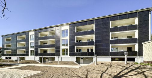 Photovoltaikmodule an der Gebäudehülle und auf dem Pultdach erzeugen über die Hälfte des benötigten Stroms, unter anderem für die Infrarotheizungen.