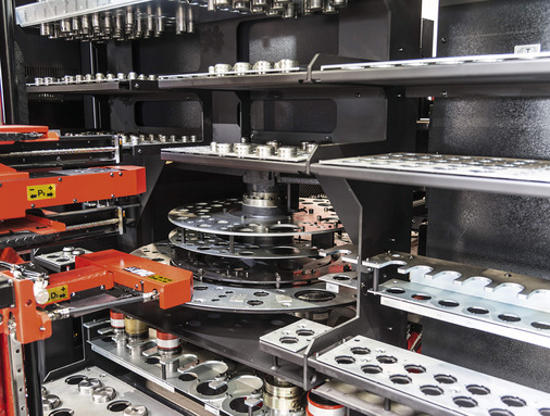 Die Bearbeitung der Blechteile ist energieaufwändig. 
Andererseits wird die Abwärme der Maschinen genutzt.