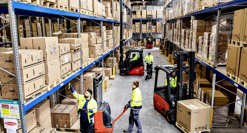 Begehrte Ware: Auslieferung von Wechselrichtern in Handewitt.