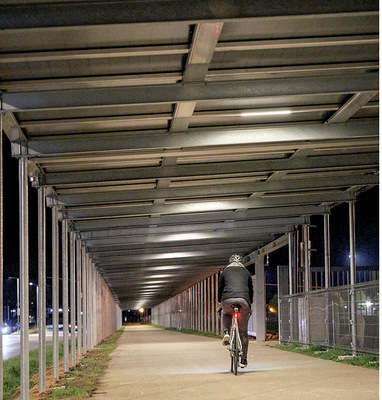 Auch in der Nacht bietet die Überdachung Schutz.