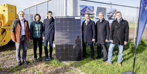 Vor dem Baustart: ISE-Institutsleiter Andreas Bett ganz links.﻿