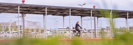 Der bei vielen Freiburgern beliebte Radweg an der Messe hat nun ein Solardach.