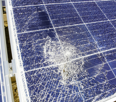 Der Austausch beschädigter Module durch neue, leistungsstärkere Paneele ist der erste Schritt zum Revamping im großen Stil.