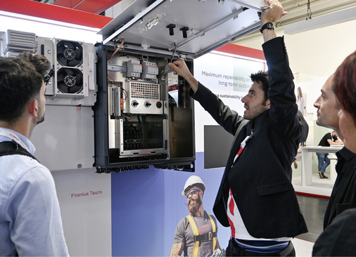 Fronius hat auf der Intersolar 2023 den neuen leistungsstärkeren Gewerbewechselrichter Tauro vorgestellt.
