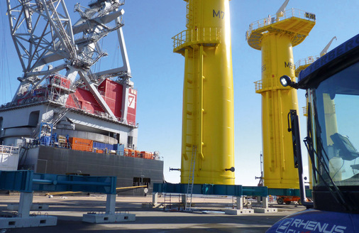 Verladung von Transition-Pieces im Hafen in Cuxhaven