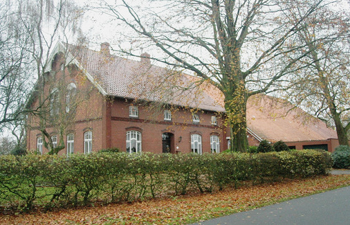 Familie Tjaden aus dem Landkreis Aurich erhält den ersten Preis in der Kategorie Sanierung (v.l.n.r.: Lothar Nolte, KEAN, Landrat Olaf Meinen, Tjarko und Andrea Tjaden, Architekt Johann Busker, Niedersachsens Umweltminister Christian Meyer.