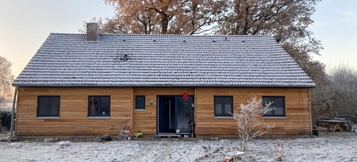 Mit nachhaltigen Baustoffen, ressourcenschonender Dämmung und Erhalt des Dachaufbaus haben Karina Tetzlaff und Christof Jens in der Sanierung den Standard KfW 55 erreicht.