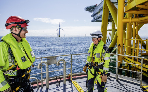 Odila Gärtner und Lars Duncker beim Bootstransfer von der Offshore-Accommodation-Plattform (OAP) zur Wind­energieanlage.