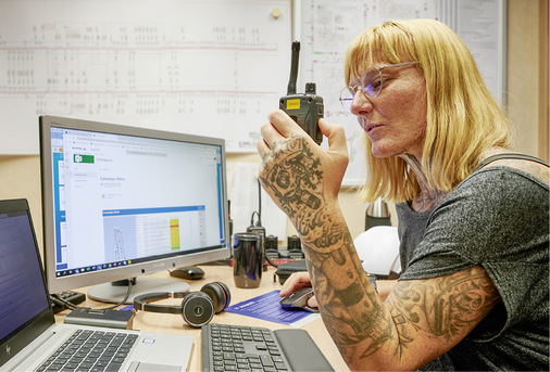 Alle Turbinen im Blick: Serviceleiterin Odila Gärtner im Kontrollraum auf der ­Offshore-Accommodation-Plattform (OAP)