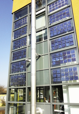 Auch an der Fassade lässt sich Solarstrom für den Eigenverbrauch produzieren, wie hier bei der Energiedienstleistungsgesellschaft Rheinhessen-Nahe in Nieder-Olm, zu deren Gesellschaftern zahlreiche Kommunen zählen.