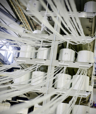 5 Faserführung bei der Pultrusion. Durch das besondere Herstellungsverfahren entsteht ein Bewehrungsmaterial mit einzigartigen statischen, physikalischen und chemischen Eigenschaften.