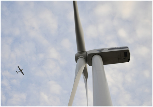 Ein Flugzeug in der Nähe eines Windparks – Grund für akutes Blinken bei Nacht