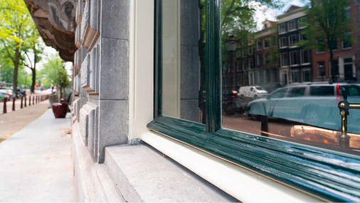 Für die Grachtenhäuser in Amsterdam gilt die Vorgabe, dass gezogenes Glas gegenüber Floatglas bevorzugt wird, sofern nicht ursprünglich Floatglas verwendet wurde. An der Straßenfassade des Noblemen wurde das Fineo Vakuumisolierglas mit einem Restaurierungsglas kombiniert: Man sieht im Vorbeigehen die typische, gewellte Oberfläche.