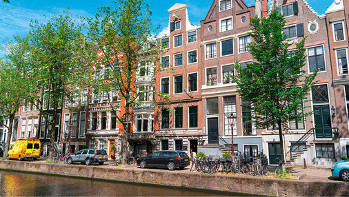 Bereits im 17. Jahrhundert waren die Bauplätze an den Amsterdamer Grachten begehrt und teuer. Weil zudem Steuern anhand der Gebäudebreite entrichtet werden mussten, baute man schmal, hoch und lang. Nach hinten schlossen sich meist ein Treppenhaus, ein Hinterhaus und ein kleiner Garten an.