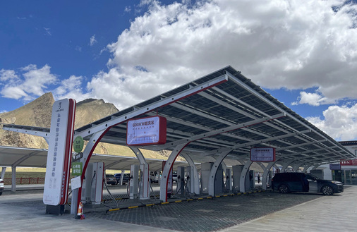 Die Module kommen von Aiko, die Ladetechnik von Huawei.