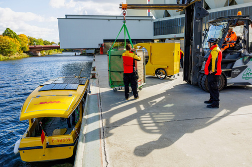 So kommt der Güterverkehr mit kleinen Schiffen auf der Wasserstraße.