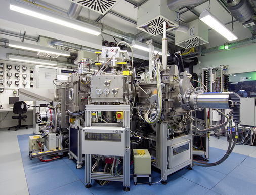 Große Technik für kleine Zellen: Weltweit sind Hunderte Teams damit ­befasst, Perowskitzellen zu erforschen.