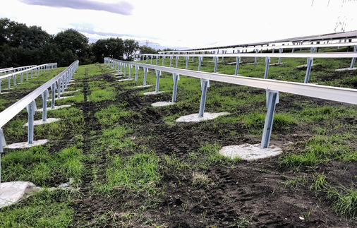 Jeder einzelne Pfosten des Montagesystems wird mit einem Betonfundament versehen. Dadurch ist die ­Gleitsicherheit gewährleistet.