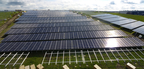 Nachdem die Betonfundamente gegossen sind, werden sie mit Erdreich überdeckt, sodass eine Grasnarbe ­wachsen kann. Dies verhindert Erosionsschäden.