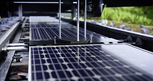 Ein Keil drückt die Riegel nach außen, sodass die Paneele fixiert werden.