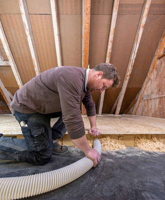 Die Dämmung aus Holzfasern wird unter den Bodenaufbau geblasen. Laut Anbieter lässt sich leicht ein U-Wert von 0,14 W/m2K erreichen, womit die Maßnahme förderfähig wird.