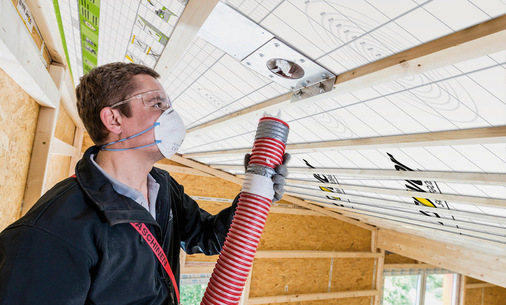 Diese Einblas-Mineralwolle kommt dort zum Einsatz, wo neben Verarbeitungskomfort und Dämmvermögen vor allem der Brandschutz zählt.