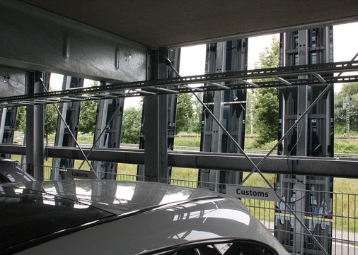 Zur Bundesstraße hin gibt es zwischen den Modulstreifen ­ausreichend Platz, um Tageslicht ins Innere zu lassen.