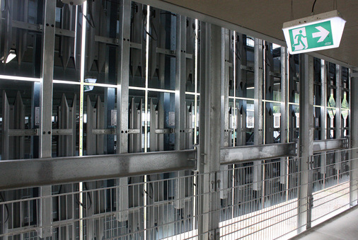 Nach Westen wurde die Fassade mit Solarmodulen geschlossen.