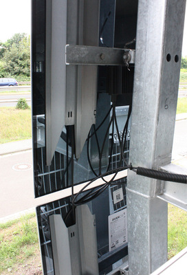 Detail der Aufhängung der Solarmodule: Viel Stahl kam zum Einsatz, um sie an der Fassade zu halten.