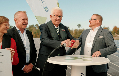 O’gsteckt is! Den symbolischen Steckerschluss ließ sich der baden-württem­bergische Ministerpräsident Winfried Kretschmann nicht nehmen.