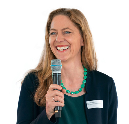 Professorin Anne Niemann ist Leiterin des Forschungszentrums Einfach Bauen an der TU München und Vertretungsprofessorin für Entwerfen und Holzbau an der TH Rosenheim.