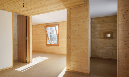 Die Holzoberflächen dienen ebenso dem Erhalt der Innenraumluftqualität: Holz nimmt ein Zuviel an Feuchte auf und gibt sie bei einsetzender Trockenheit wieder ab, reguliert so die Luftfeuchtigkeit.