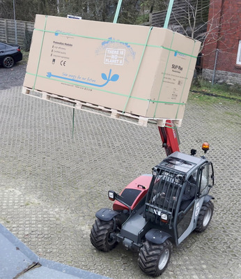 Anlieferung der Solarmodule zum Dach.