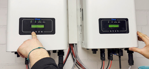 Zwei Anlagen - zwei Wechselrichter: Eine Anlage speist voll ein, die andere deckte den Strombedarf im Gebäude.