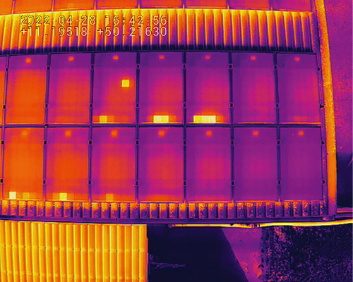 Hotspots: Thermografische Aufnahmen machen defekte Zellen aufgrund stärkerer Wärmeentwicklung sichtbar.