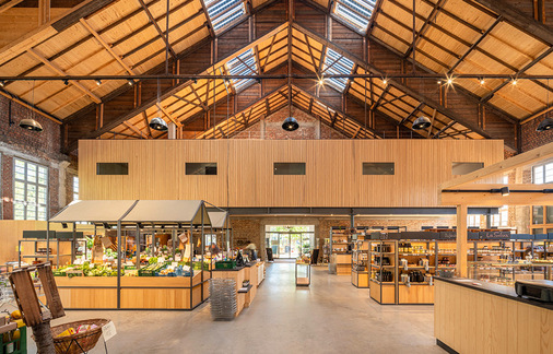 Ehemalige Reithalle in Achern: Der schonende Umgang mit der Originalsubstanz macht den Reiz der Markthalle aus.