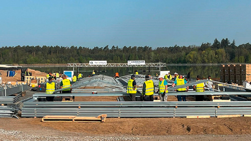Die Baustelle war eine logistische Herausforderung. Der eigentliche Bau dauerte nur fünf Monate. Die Systeme wurden an Land weitgehend vorgefertigt.