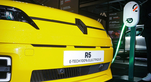 Auf der Paris Motor Show 2024 hat Mobilize zusammen mit Renault das bidirektionale Laden am Netz gestartet.