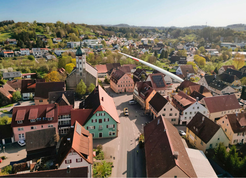 Anfahrt eines Rotorblatts einer Enercon-Anlage E-160 zum Windpark Sulzbach-Laufen