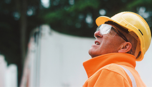 Prüfender Blick eines Mitarbeiters bei Max Bögl.