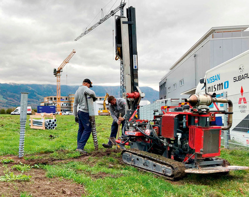 Robuste Schraubfundamente sichern selbst gegen hohe Windlasten.