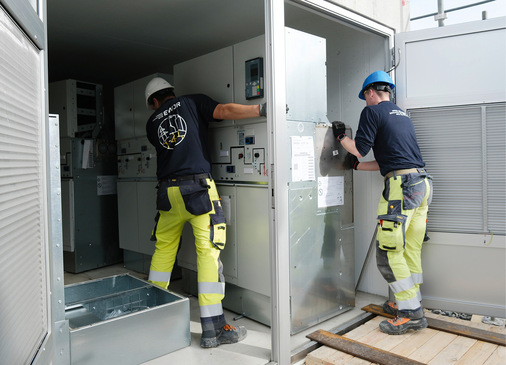 Alles in einem Gehäuse: Techniker installieren den Speicher.