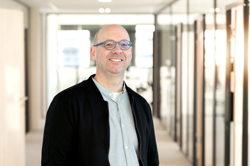 Silvio Matysik, Teamlead R&D (Mechanical Components) bei Deutsche Windtechnik, setzt auf lückenlose Überwachung des Blattlagers.