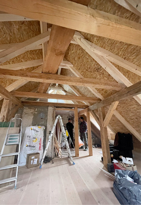 Dachgeschossausbau: OSB-Platten sind luftdicht, die Fugen und Anschlüsse zu anderen Gewerken müssen allerdings sorgfältig abgedichtet werden.