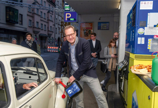 Brezen und Sprit: Aktion für E-Fuels in München mit CSU-Generalsekretär Martin Huber