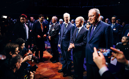 Bundeskanzler Olaf Scholz (geschäftsführend) im Hannover Congress Centrum zur Eröffnung der Hannover-Messe im April mit (r.) Stephan Weil, niedersächsischer Ministerpräsident, und( l.) Stéphane Dion, Kanadas Europa-Sondergesandter