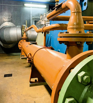 Rohre mit Fernwärmewasser ziehen sich durch das unterirdische Bauwerk. Pumpen sorgen für die Verteilung.