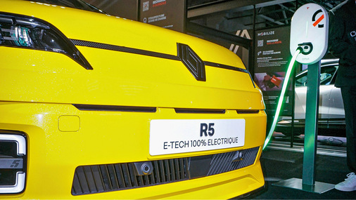 Auf der Paris Motor Show 2024 hat Mobilize zusammen mit Renault das bidirektionale Laden am Netz gestartet.